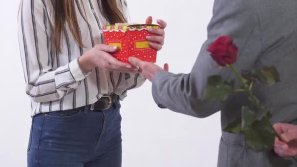 Man Vrouw Een Date Man Geven Cadeau Rood Lang Roos — Stockvideo