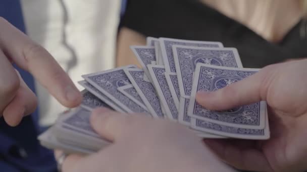 男人的手拿着一副牌 女人和其他男人的手拿着牌 选择其中的一些 — 图库视频影像
