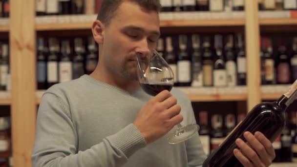 Beau Mâle Sent Vin Dans Verre Homme Tient Une Bouteille — Video