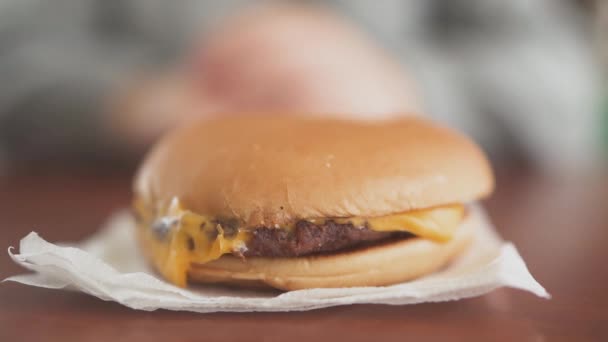 Mãos Femininas Tomar Saboroso Hambúrguer Deitado Sobre Mesa Closeup — Vídeo de Stock