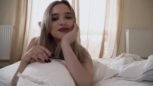 Burnunda Piercing Olan Seksi Bir Kadın Videosu Yatağın Üzerinde Siyah — Stok video