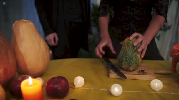 Halloween Mystisches Halloween Ritual Mädchen Schwarzem Kleid Sticht Ein Messer — Stockvideo