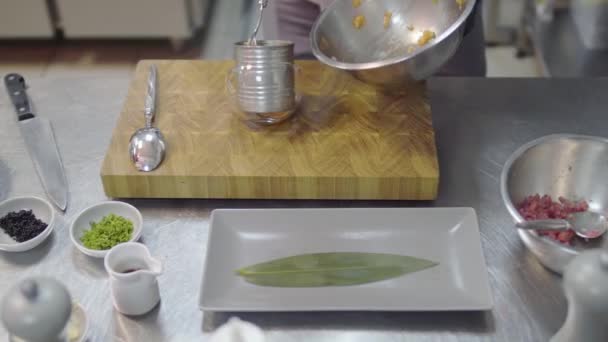 Zwei Metallschalen Schneidebrett Mit Geschnittenem Lachs Und Thunfisch Hände Schwarzen — Stockvideo