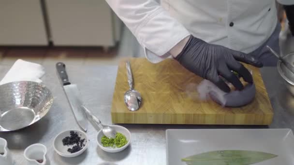 Szef Kuchni Czarnych Gumowych Rękawiczkach Wykończeniowych Przygotowania Potrawy Surowego Tuńczyka — Wideo stockowe
