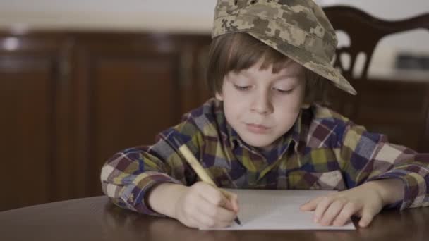 Kareli Gömlekli Asker Şapkalı Şirin Çocuk Evde Masada Oturmuş Mektup — Stok video