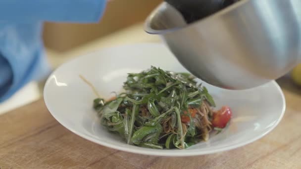 Hand Van Chef Kok Zwarte Latex Handschoen Zet Een Salade — Stockvideo
