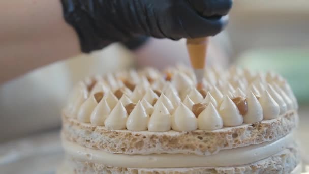 Boulanger Uniforme Mettant Juste Cuit Crème Brulée Crème Anglaise Avec — Video