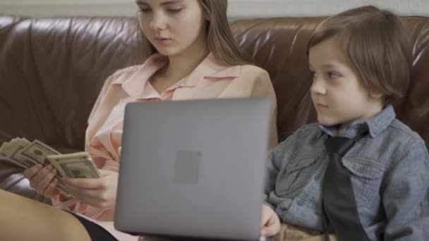 Die Ältere Schwester Und Der Jüngere Kleine Bruder Sitzen Auf — Stockvideo