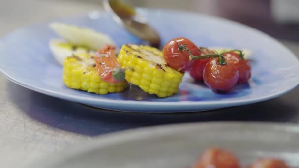Chef Derramando Molho Prato Com Carne Grelhada Milho Tomate Cereja — Vídeo de Stock