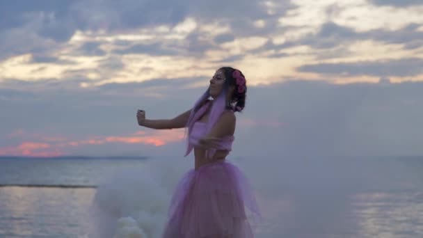 Menina Bonita Com Maquiagem Brilhante Vestido Rosa Dançando Livre — Vídeo de Stock