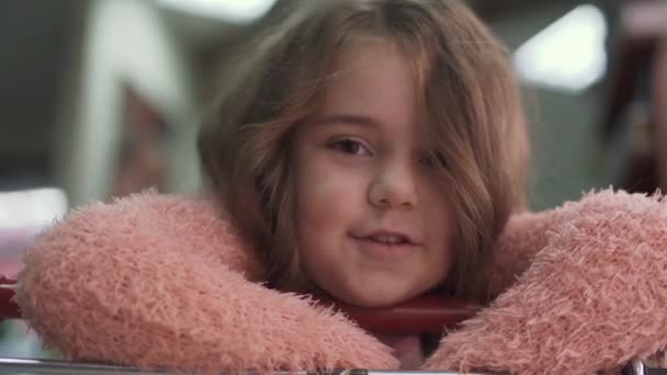 一个快乐的微笑的小女孩的脸 漂亮可爱的女孩在镜头前微笑 小孩笑脸的特写 — 图库视频影像