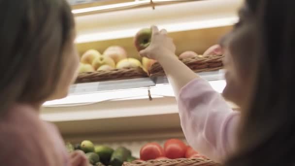 Mãe Uma Maçã Filha Beija Uma Menina Com Mãe Supermercado — Vídeo de Stock