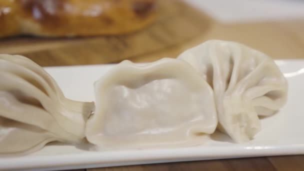 Khinkali Acostado Plato Blanco Cerca Sabroso Plato Servido Cafetería Cocina — Vídeos de Stock