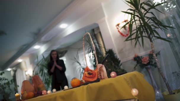 Halloween Magikern Den Svarta Huvan Kastar Besvärjelse Över Bordet Unge — Stockvideo