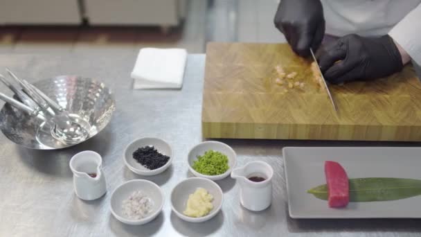 Mãos Chef Uniforme Restaurante Branco Que Corta Pequeno Peixe Salmão — Vídeo de Stock