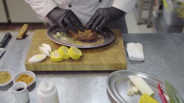 Kucharze Czarnych Rękawiczkach Lateksowych Wcierają Kawałek Cielęciny Metalową Płytkę Marynując — Wideo stockowe