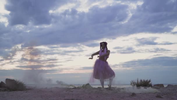 Όμορφο Κορίτσι Φωτεινό Μακιγιάζ Ροζ Φόρεμα Χορεύει Στην Παχύρρευστη Ομίχλη — Αρχείο Βίντεο