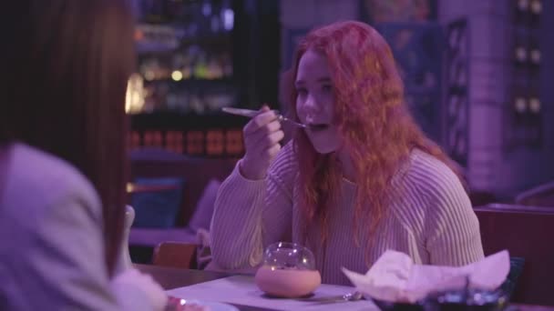 Două Iubite Drăguțe Cina Într Restaurant Modern Împreună — Videoclip de stoc
