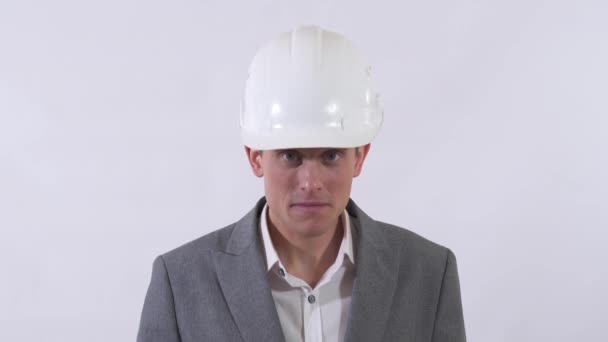 Portrait Homme Timide Agréable Dans Casque Étend Une Main Vers — Video