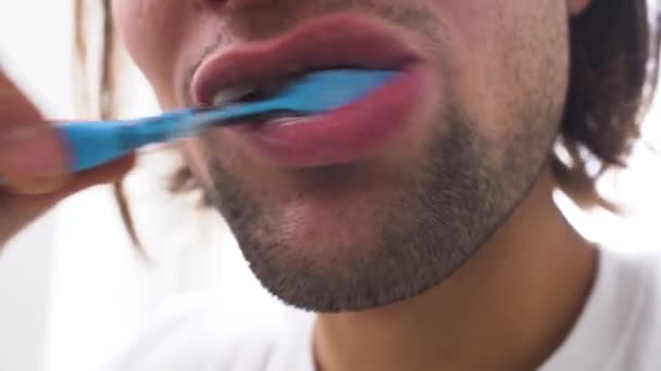 Mans Cara Cepillarse Los Dientes Con Cepillo Dientes Azul Fondo — Vídeos de Stock