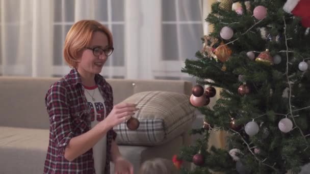 Simpatica Bambina Aiuta Sua Madre Decorare Albero Natale Tenendo Mano — Video Stock