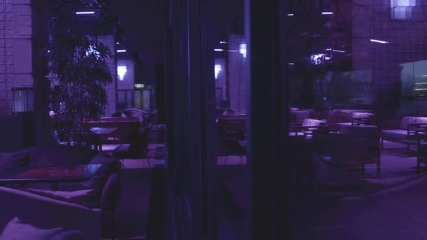 Gyönyörű design üres étterem éjjel. Csodálatos villám.
