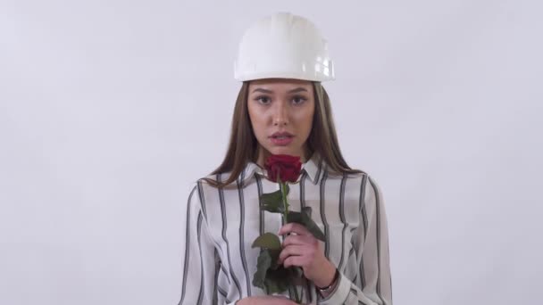Молода Красива Жінка Будівництві Білий Капелюх Тримає Червону Троянду Руках — стокове відео