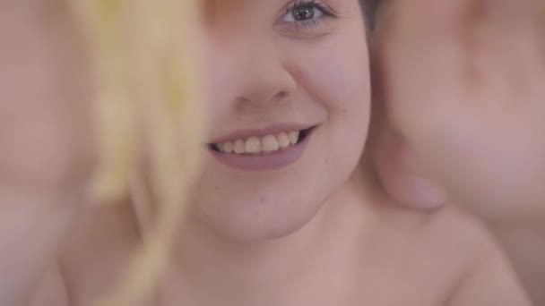 Şişman Kadın Zayıf Sarışın Adam Şişman Kızı Makarna Videoyla Besleyen — Stok video