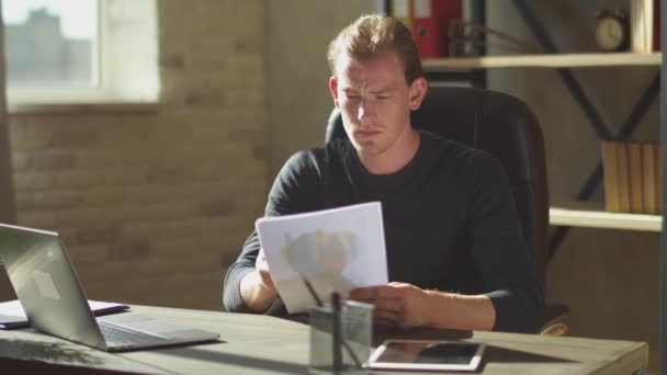 Young Businessman Sit Office Table Computer Working Documents Man Sitting — Stock Video