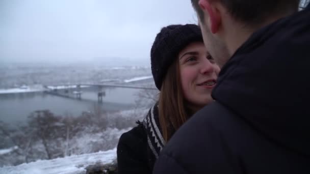 Όμορφη Νεαρή Γυναίκα Και Άντρας Κοιτάζουν Στα Μάτια Χειμωνιάτικα Ρούχα — Αρχείο Βίντεο