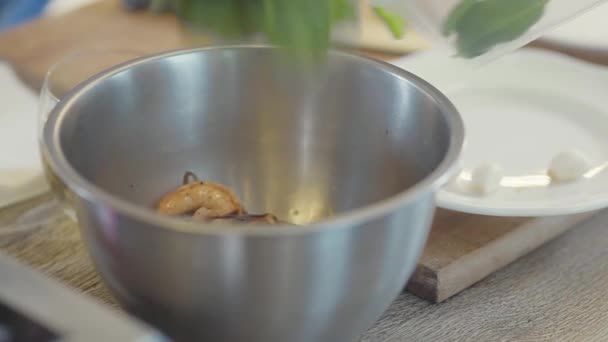 Επαγγελματική Κουζίνα Σεφ Προσθέτοντας Σπανάκι Μόλις Μαγειρεμένα Γαρίδες Βασιλιά Σάλτσα — Αρχείο Βίντεο