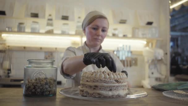 Baker Uniforme Colocando Apenas Cozido Merengue Doce Creme Para Decorar — Vídeo de Stock