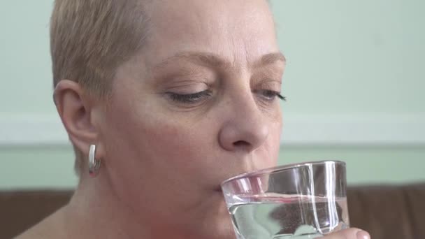 Porträtt Mogen Hona Med Kort Blont Hår Dricksvatten Från Glas — Stockvideo