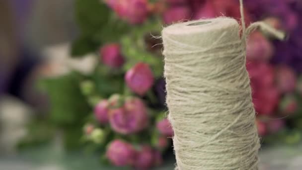 Rope Unwound Reel Coil Twine Background Bouquet Roses Focus Moves — Stock Video