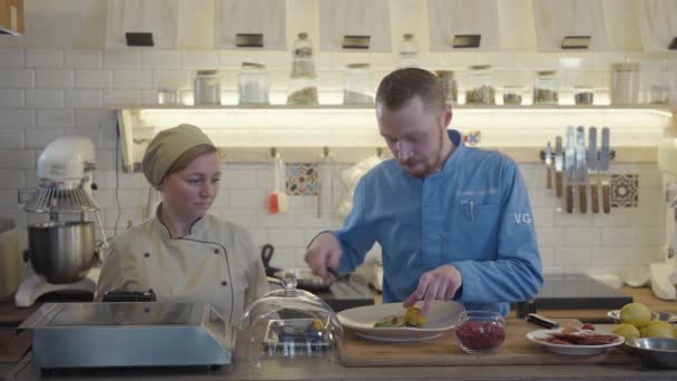 Szef Kuchni Mundurze Restauracji Czarne Rękawice Stoją Nowoczesnej Kuchni Wieloma — Wideo stockowe