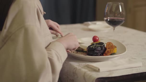 Vrouw Zitten Tafel Het Restaurant Eten Groot Stuk Vlees Met — Stockvideo