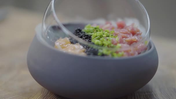 Cloe Heerlijk Smakelijk Gerecht Met Tonijn Zalm Stukken Bramen Groen — Stockvideo