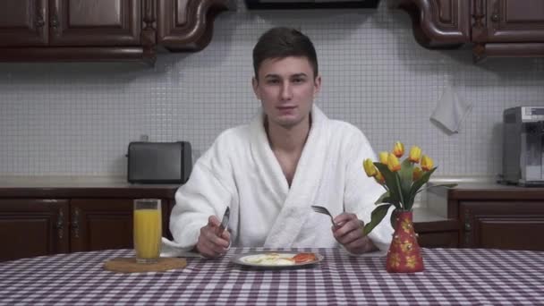 Beyaz Bornozlu Gülümseyen Adam Dudaklarını Yalıyor Nefis Bir Kahvaltı Bekliyor — Stok video