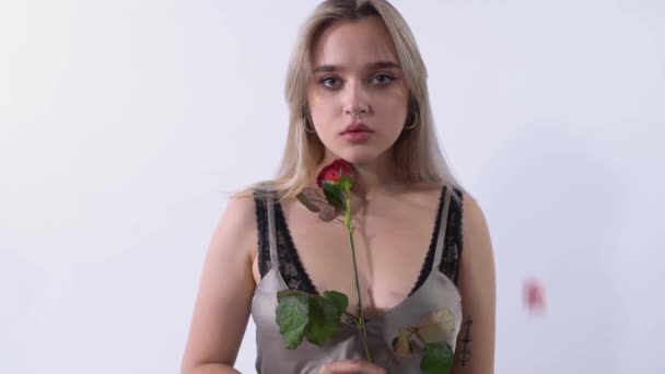 Szomorú Lány Portréja Piercinges Orral Végigfut Rózsa Arcán Rózsa Szirmok — Stock videók