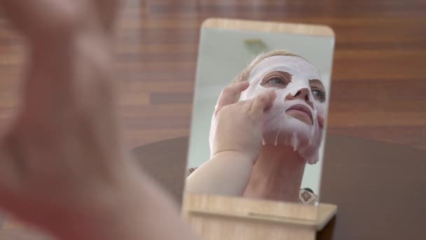 Retrato Mulher Madura Máscara Facial Para Rosto Senhora Remover Máscara — Vídeo de Stock