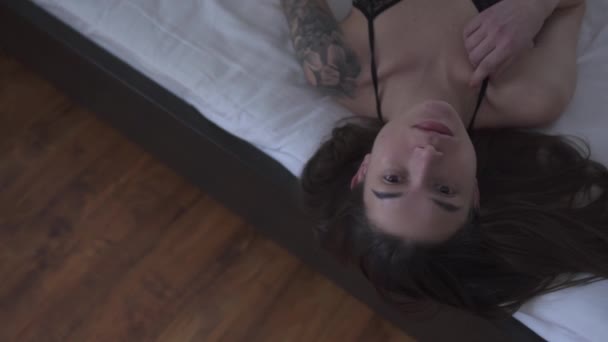 Femeia Pasionată Tatuaj Umăr Întins Pat Atingându Corpul Aproape Portret — Videoclip de stoc