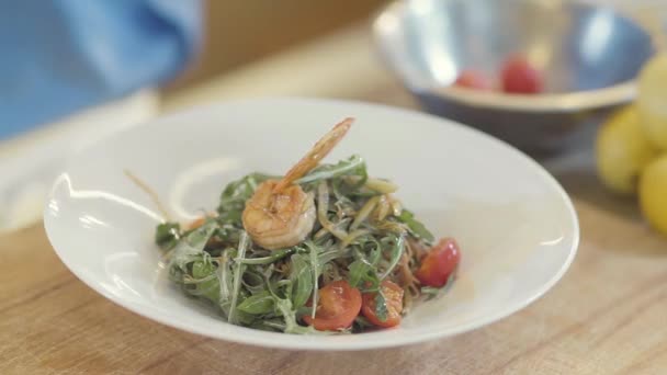 Lekkere Salade Met Arugula Koningsgarnalen Tomaat Olijfolie Grote Witte Plaat — Stockvideo
