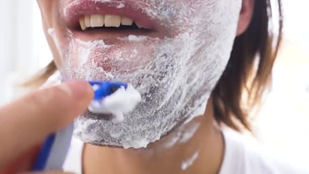 Cara Hombre Con Espuma Afeitar Blanca Los Huesos Las Mejillas — Vídeo de stock