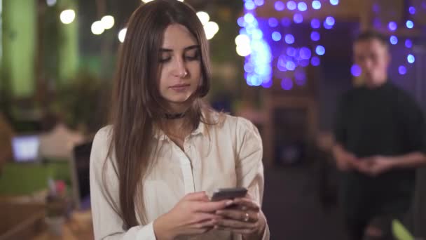 Retrato Mulher Confiante Blusa Branca Mensagem Texto Desgaste Formal Celular — Vídeo de Stock