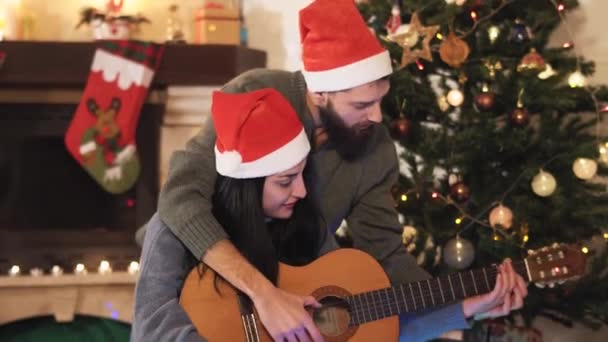 Retrato Pareja Feliz Los Sombreros Santa Víspera Navidad Hombre Enseñando — Vídeos de Stock