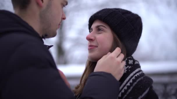 男はガールフレンドの髪を愛撫 愛の幸せなカップル一緒に時間をお楽しみください 冬のレジャービデオ — ストック動画