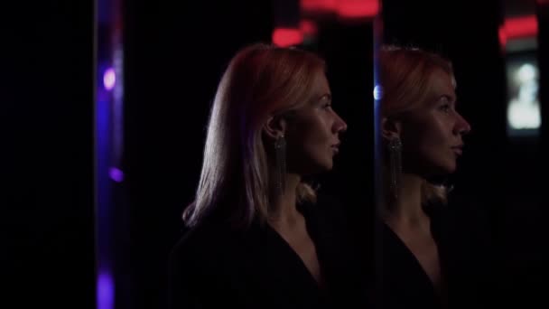 Portretul Unei Tinere Frumoase Păr Blond Care Uită Într Oglindă — Videoclip de stoc
