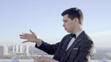 Genç profesyonel sihirbaz elinde tenis topuyla sihirbazlık yapıyor.