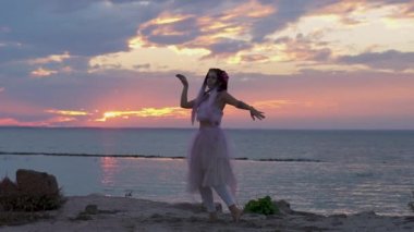 Açık havada dans eden pembe elbiseli, parlak makyajlı güzel kız..