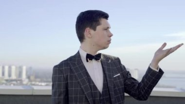 Genç profesyonel sihirbaz elinde tenis topuyla sihirbazlık yapıyor.